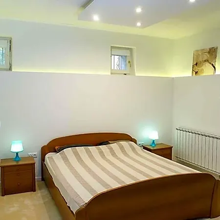Xxl & Garage Parking Hotel